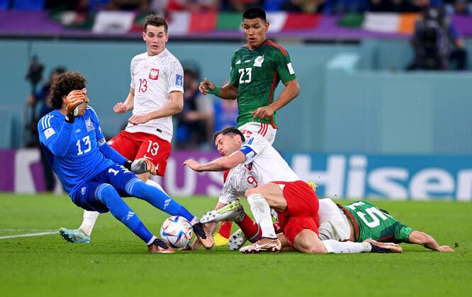 FUSSBALL WM 2022 VORRUNDE GRUPPE C Mexiko - Polen 22.11.2022 Elfmeterfoul, nach dem Foul gibt es einen Elfer für Polen, Torwart Guillermo Ochoa (li, Mexiko) Foul an Robert Lewandowski (mitte, Polen) von Hector Moreno (re, Mexiko)