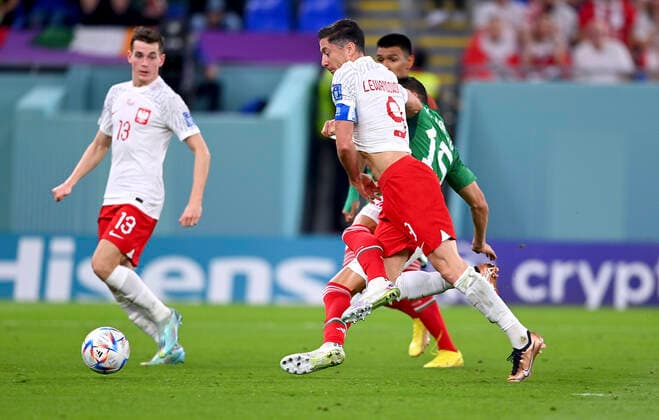 FUSSBALL WM 2022 VORRUNDE GRUPPE C Mexiko - Polen 22.11.2022 Elfmeterfoul, nach dem Foul gibt es einen Elfer für Polen, Jakub Kaminski (li, Polen) Foul an Robert Lewandowski (mitte, Polen) von Hector Moreno (re, Mexiko)