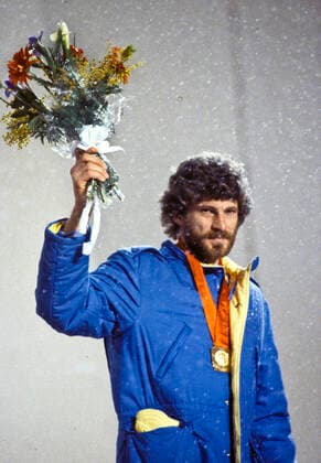 ARKIV 1984-02-19 Den svenske längdskidakaren Thomas Wassberg vinkar med blomsterkvasten i handen och med guldmedaljen runt halsen under medaljceremonin efter sitt guldlopp pa 50 km längdskidakning vid de olympiska vinterspelen i Sarajevo, Jugoslavien 19:e februari 1984. Sarajevo Bosnia-Hercegovina x193x *** ARCHIVE 1984 02 19 Swedish cross-country skier Thomas Wassberg waves with the flower tassel in his hand and the gold medal around his neck during the medal ceremony after his gold medal race in 50 km cross-country skiing at the Olympic Winter Games in Sarajevo, Yugoslavia 19 February 1984 Sarajevo Bosnia Hercegovina x193x  Copyright: xIngexGjellevikx xTTx x SARAJEVO-OS-SKIDOR-50KM
