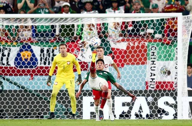 Mandatory Credit: Photo by Michael Zemanek Shutterstock (13626433ce) Edson Alvarez of Mexico attempts an overhead kick. Mexico v Poland, FIFA World Cup, WM, Weltmeisterschaft, Fussball 2022, Group C, Football, Stadium 974, Doha, Qatar - 22 Nov 2022 Editorial Use Only Mexico v Poland, FIFA World Cup 2022, Group C, Football, Stadium 974, Doha, Qatar - 22 Nov 2022 Editorial Use Only  Copyright: xMichaelxZemanek Shutterstockx 13626433ce