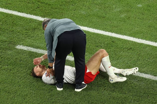 Mexico v Poland 22 November 2022 Doha - FIFA World Cup, WM, Weltmeisterschaft, Fussball - Group C - Mexico v Poland - Poland coach Czeslaw Michniewicz checks on an injury to Matty Cash of Poland - Photo: Charlotte Wilson Offside. Doha Qatar Copyright: xCharlottexWilsonx xOffsidexOffside