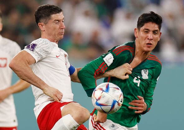 (221122) -- DOHA, Nov. 22, 2022 -- Robert Lewandowski (L) of Poland vies with Edson Alvarez of Mexico during the Group C match between Mexico and Poland of the 2022 FIFA World Cup, WM, Weltmeisterschaft, Fussball at Ras Abu Aboud (974) Stadium in Doha, Qatar, Nov. 22, 2022. ) (SP)QATAR-DOHA-2022 WORLD CUP-GROUP C-MEX VS POL WangxLili 