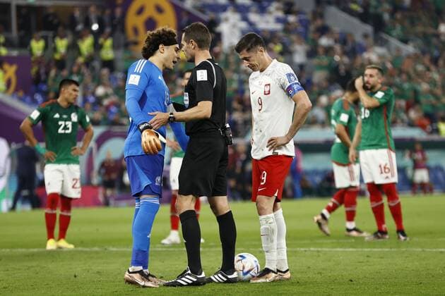 DOHA - (LR) Mexico goalkeeper Guillermo Ochoa, Referee Chris Beath, Robert Lewandowski of Poland during the FIFA World Cup, WM, Weltmeisterschaft, Fussball Qatar 2022 group C match between Mexico and Poland at 974 Stadium on November 22, 2022 in Doha, Qatar. AP Dutch Height MAURICE OF STONE FIFA World Cup Qatar 2022 2022 xVIxANPxSportx xMauricexvanxSteenxWKxIVx
