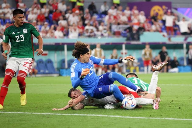 DOHA 22.11.2022 MISTRZOSTWA SWIATA W PILCE NOZNEJ 2022 GRUPA C MECZ: MEKSYK - POLSKA --- 2022 FIFA World Cup, WM, Weltmeisterschaft, Fussball GROUP C MATCH: MEXICO - POLAND ROBERT LEWANDOWSKI GUILLERMO OCHOA HECTOR MORENO FOT. PIOTR KUCZA FOTOPYK NEWSPIX.PL --- Newspix.pl  221122PYK1112