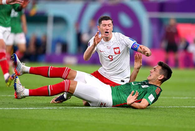 FUSSBALL WM 2022 VORRUNDE GRUPPE C Mexiko - Polen 22.11.2022 Robert Lewandowski (li, Polen) gegen Cesar Montes (re, Mexiko)