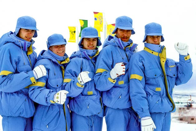 ARKIV CALGARY 198802. Svenska backhoppningslaget vid de olympiska spelen i Calgary. Fran vänster: Magnus Aström, Jan Boklöv, Anders Daun, Per-Inge Tällberg och Staffan Tällberg. Laget slutade pa en 7:e plats. CALGARY Kanada SKIDOR x1001x *** ARCHIVE CALGARY 198802 Swedish ski jumping team at the Olympic Games in Calgary From left Magnus Aström, Jan Boklöv, Anders Daun, Per Inge Tällberg and Staffan Tällberg The team finished in 7th place CALGARY Canada SKIDOR x1001x  Copyright: xJanxCollsiööx xTTx x BACKHOPPNINGSLAGET 1988
