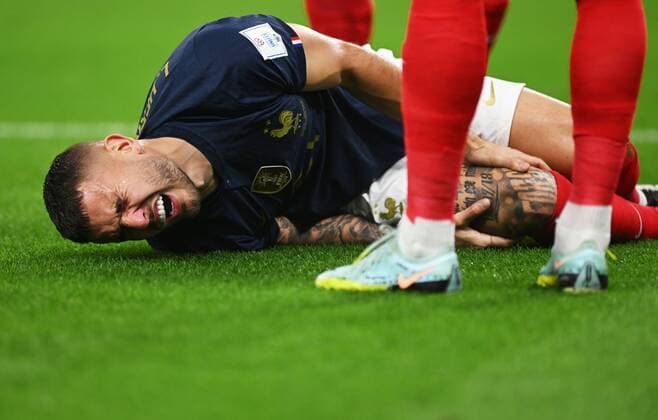 Sport Bilder des Tages Qatar Soccer World Cup France - Australia 8322147 22.11.2022 France s Hernandez Lucas reacts after being injured during the Qatar 2022 World Cup Group D soccer match between France and Australia at the Al Janoub Stadium in Al-Wakrah, Qatar. Grigory Sysoev Sputnik Al Wakrah Qatar  Copyright: xGrigoryxSysoevx