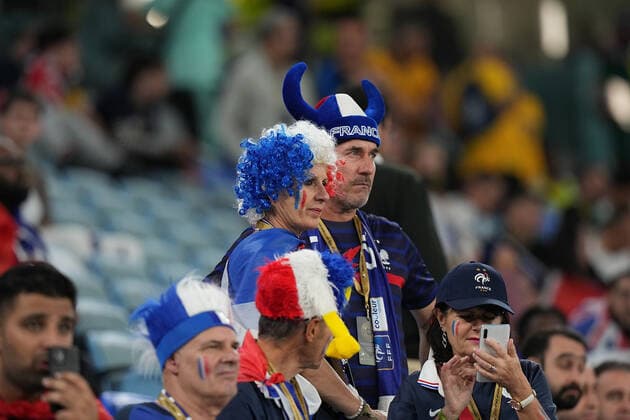 22.11.2022, Al Janoub Stadium, Doha, QAT, WM FIFA 2022, Group D, Frankreich vs Australien, im Bild Französische Fans auf den Tribünen. Doha Al Janoub Stadium Qatar *** 22 11 2022, Al Janoub Stadium, Doha, QAT, FIFA 2022 World Cup, Group D, France vs Australia, in picture French fans in the stands Doha Al Janoub Stadium Qatar  eu-images-506