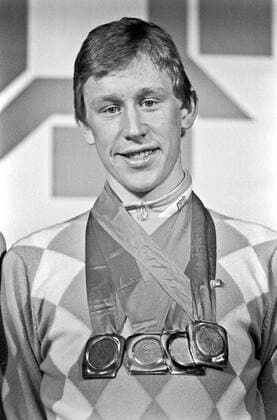 ARKIV 1984-02-19 Den svenske längdskidakaren Gunde Svan poserar med sin OS-medaljer runt halsen, tva guld, ett silver och ett brons som han tilldelades för sina prestationer i längdskidsparen vid de olympiska vinterspelen i Sarajevo, Jugoslavien 19:e februari 1984. Sarajevo Bosnia-Hercegovina x1001x *** ARCHIVE 1984 02 19 Swedish cross-country skier Gunde Svan poses with his Olympic medals around his neck, two golds, a silver and a bronze awarded for his performance in the cross-country pairs at the Winter Olympics in Sarajevo, Yugoslavia 19 th February 1984 Sarajevo Bosnia Hercegovina x1001x  Copyright: xJanxCollsiööx xTTx x SARAJEVO-OS-LÄNGDSKIDOR