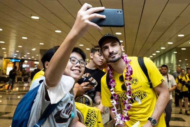 Sport Bilder des Tages Asienreise von Borussia Dortmund am 22.11.2022 nach Singapur. Dortmunds Mats Hummels macht nach der Ankunft am Flughafen in Singapur ein Selfie mit einem Fan Copyright: xKirchner MarcoxSteinbrennerx