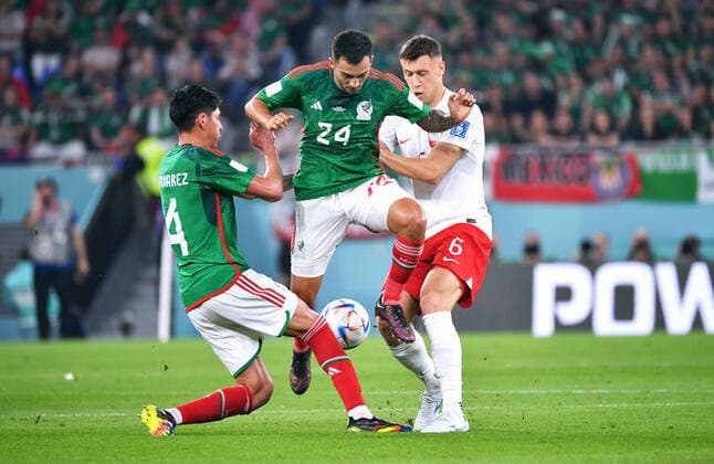 Fussball, Weltmeisterschaft, 2022, Herren, Qatar, Gruppe C, 1. Spieltag, Stadium 974: Mexico - Polen 0:0; Edson Alvarez (MEX), Luis Chavez (MEX), Krystian Bielik (POL). Aktion FIFA REGULATIONS PROHIBIT ANY USE OF PHOTOGRAPHS AS IMAGE SEQUENCES AND OR QUASI-VIDEO