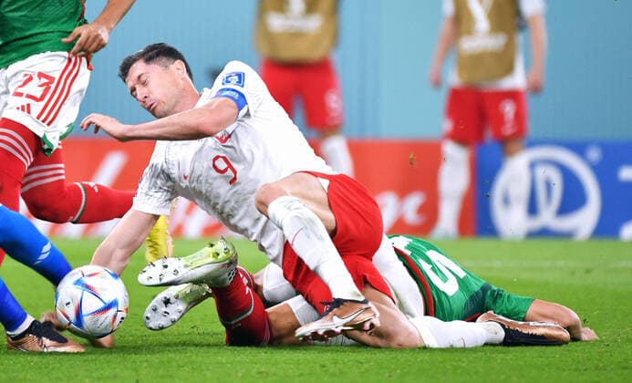 Fussball, Weltmeisterschaft, 2022, Herren, Qatar, Gruppe C, 1. Spieltag, Stadium 974: Mexico - Polen 0:0; Foul Hector Moreno (MEX) an Robert Lewandowski (POL) zum Elfmeter. FIFA REGULATIONS PROHIBIT ANY USE OF PHOTOGRAPHS AS IMAGE SEQUENCES AND OR QUASI-VIDEO