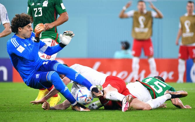 Fussball, Weltmeisterschaft, 2022, Herren, Qatar, Gruppe C, 1. Spieltag, Stadium 974: Mexico - Polen 0:0; Foul Hector Moreno (MEX) an Robert Lewandowski (POL) zum Elfmeter, Guillermo Ochoa (MEX). FIFA REGULATIONS PROHIBIT ANY USE OF PHOTOGRAPHS AS IMAGE SEQUENCES AND OR QUASI-VIDEO