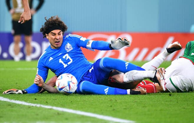 Fussball, Weltmeisterschaft, 2022, Herren, Qatar, Gruppe C, 1. Spieltag, Stadium 974: Mexico - Polen 0:0; Foul Hector Moreno (MEX) an Robert Lewandowski (POL) zum Elfmeter, Guillermo Ochoa (MEX). FIFA REGULATIONS PROHIBIT ANY USE OF PHOTOGRAPHS AS IMAGE SEQUENCES AND OR QUASI-VIDEO