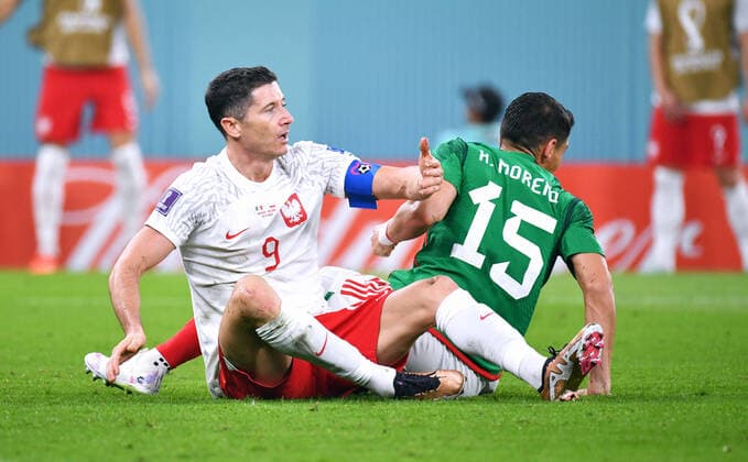 Fussball, Weltmeisterschaft, 2022, Herren, Qatar, Gruppe C, 1. Spieltag, Stadium 974: Mexico - Polen 0:0; Robert Lewandowski (POL) und Hector Moreno (MEX) nach dem Foul. Aktion FIFA REGULATIONS PROHIBIT ANY USE OF PHOTOGRAPHS AS IMAGE SEQUENCES AND OR QUASI-VIDEO