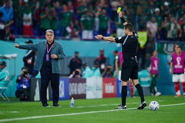 Sport Bilder des Tages RECORD DATE NOT STATED FIFA World Cup, WM, Weltmeisterschaft, Fussball Qatar 2022 Mexico vs Poland Referee Chris Beath of Australia shows yellow card to Gerardo Martino head coach of Mexico during the game Mexican national team, Nationalteam (Mexico) vs Poland, Corresponding to Group C of the FIFA World Cup Qatar 2022, at 974 Stadium, Ras Abu Aboud, November 22, 2022. <br><br> Arbitro Chris Beath de Australia muestra tarjeta amarilla a Gerardo Martino Director Tecnico de Mexico durante el partido Seleccion Nacional Mexicana (Mexico) vs Polonia, correspondiente al Grupo C de la Copa Mundial de la FIFA Qatar 2022, en el Estadio 974, Ras Abu Aboud, 22 de noviembre de 2022. RAS ABU ABOUD DOHA QATAR  Copyright: xJorgexMartinezx 20221122_6654