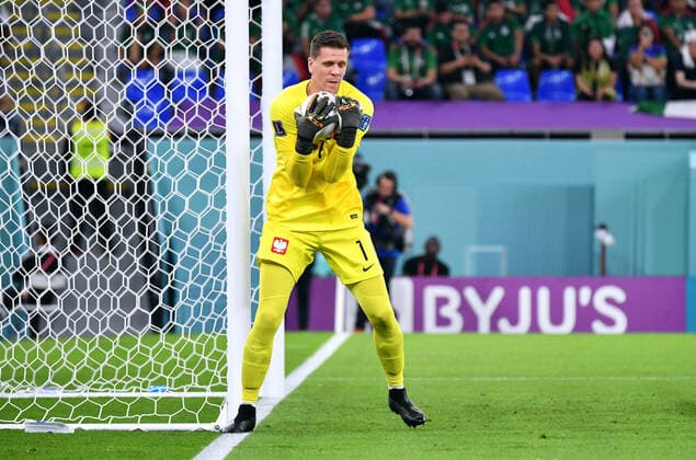 Fussball, Weltmeisterschaft, 2022, Herren, Qatar, Gruppe C, 1. Spieltag, Stadium 974: Mexico - Polen 0:0; Wojciech Szczesny (POL). Aktion, Einzelbild. FIFA REGULATIONS PROHIBIT ANY USE OF PHOTOGRAPHS AS IMAGE SEQUENCES AND OR QUASI-VIDEO