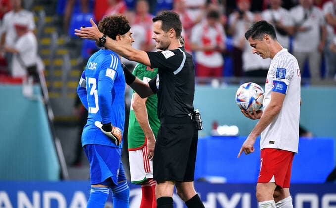 Fussball, Weltmeisterschaft, 2022, Herren, Qatar, Gruppe C, 1. Spieltag, Stadium 974: Mexico - Polen 0:0; Guillermo Ochoa (MEX), Schiedsrichter Christopher Beath (AUS), Robert Lewandowski (POL). Aktion FIFA REGULATIONS PROHIBIT ANY USE OF PHOTOGRAPHS AS IMAGE SEQUENCES AND OR QUASI-VIDEO