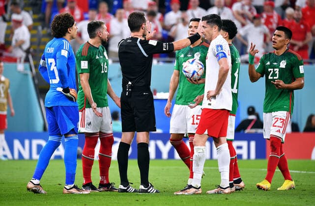 Fussball, Weltmeisterschaft, 2022, Herren, Qatar, Gruppe C, 1. Spieltag, Stadium 974: Mexico - Polen 0:0; Guillermo Ochoa (MEX), Schiedsrichter Christopher Beath (AUS), Robert Lewandowski (POL). Aktion FIFA REGULATIONS PROHIBIT ANY USE OF PHOTOGRAPHS AS IMAGE SEQUENCES AND OR QUASI-VIDEO