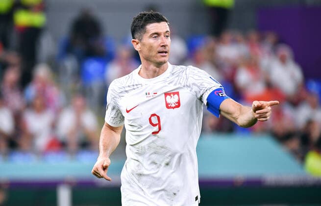 Fussball, Weltmeisterschaft, 2022, Herren, Qatar, Gruppe C, 1. Spieltag, Stadium 974: Mexico - Polen 0:0; Robert Lewandowski (POL). Aktion, Einzelbild. FIFA REGULATIONS PROHIBIT ANY USE OF PHOTOGRAPHS AS IMAGE SEQUENCES AND OR QUASI-VIDEO