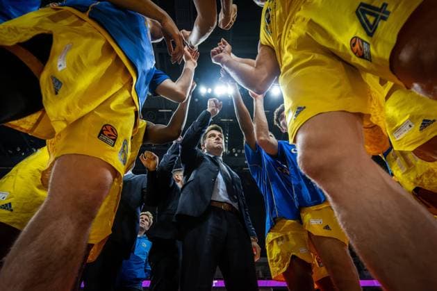 Basketball Berlin 22.11.2022 Saison 2022 2023 Euroleague Regular Season Alba Berlin - Roter Stern Belgrad Huddle Israel Gonzalez (Alba Berlin, Trainer) und andere