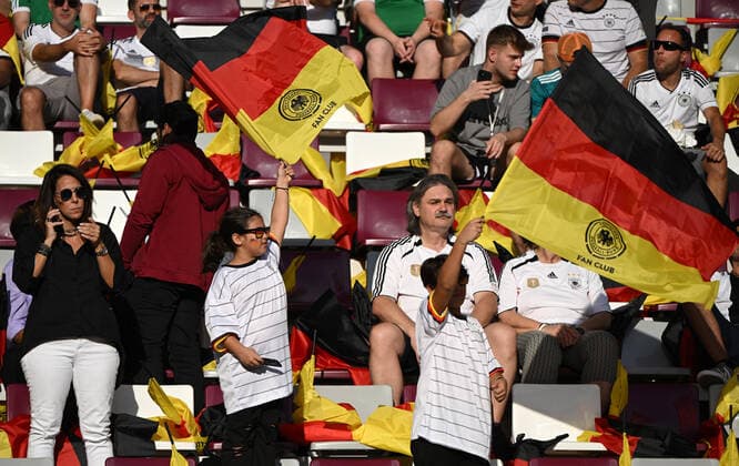 Fussball, Herren, Saison 2022 23, WM in Katar, Gruppe E (1. Spieltag), Deutschland - Japan im Khalifa International Stadium in Ar-Rayyan, Fans von Deutschland, 23.11. 2022, *** Football, men, 2022 23 season, World Cup in Qatar, Group E 1 matchday , Germany Japan at Khalifa International Stadium in Ar Rayyan, fans of Germany, 23 11 2022, Copyright: xMatthiasxKochx