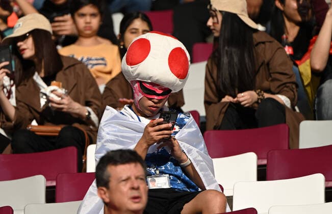 Fussball, Herren, Saison 2022 23, WM in Katar, Gruppe E (1. Spieltag), Deutschland - Japan im Khalifa International Stadium in Ar-Rayyan, Fan von Japan mit Toad-Hut, 23.11. 2022, *** Football, Men, 2022 23 season, World Cup in Qatar, Group E 1 match day , Germany Japan at Khalifa International Stadium in Ar Rayyan, Fan of Japan wearing Toad hat, 23 11 2022, Copyright: xMatthiasxKochx