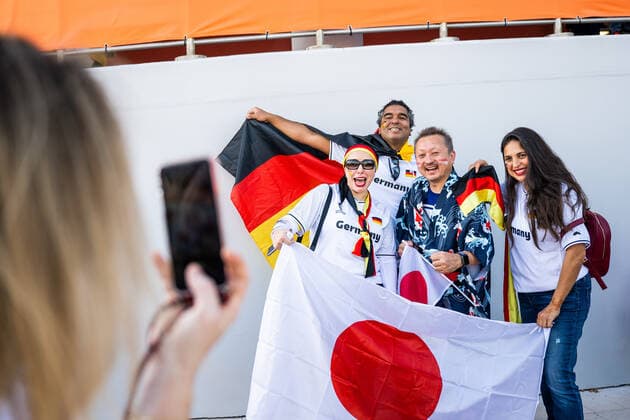 221123 Fans of Germany and Japan ahead of the FIFA World Cup, WM, Weltmeisterschaft, Fussball 2022 football match between Germany and Japan on November 23, 2022 in Doha. Photo: Joel Marklund BILDBYRAN kod JM JM0384 bbeng fotboll football soccer fotball vm fotbolls-vm fotball-vm fotbolls-vm 2022 fifa world cup 2022 tyskland germany japan publik *** 221123 Fans of Germany and Japan ahead of the FIFA World Cup 2022 football match between Germany and Japan on November 23, 2022 in Doha Photo Joel Marklund PHOTO AGENCY code JM JM0384 bbeng football football soccer fotball vm fotbols vm fotbols vm fotbols vm 2022 fifa world cup 2022 Germany Germany Japan audience,  Copyright: JOELxMARKLUND BB221123JM014