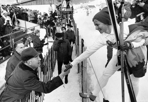 Grenoble 1968 Skidakaren Toini Gustafsson gratuleras av prins Bertil efter segern pa 5 km i vinter-OS i Grenoble. Grenoble Frankrike ROY x53x *** Grenoble 1968 Ski racer Toini Gustafsson is congratulated by Prince Bertil after winning the 5 km at the Grenoble Winter Olympics Grenoble France ROY x53x  Copyright: xSven-ErikxxSjöberg DN TTx OS GRENOBLE 1968 LÄNGD