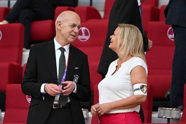 Sport Bilder des Tages Fussball, Herren, Saison 2022 23, WM in Katar, Gruppe E (1. Spieltag), Deutschland - Japan im Khalifa International Stadium in Ar-Rayyan, v. l. DFB-Präsident Bernd Neuendorf (Deutscher Fußball-Bund), Bundesministerin des Innern Nancy Faeser (Bundesinnenministerin) mit One Love-Binde, 23.11. 2022, *** Football, men, season 2022 23, World Cup in Qatar, Group E 1 matchday , Germany Japan at Khalifa International Stadium in Ar Rayyan, f l DFB President Bernd Neuendorf German Football Association , Federal Minister of the Interior Nancy Faeser Federal Minister of the Interior with One Love armband, 23 11 2022, Copyright: xMatthiasxKochx