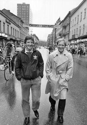 Örebro 1984-09-26 Roy Hodgson pa promenad med fotbollsoraklet Orvar Bergmark i Örebro. Anrika ÖSK är pa väg tillbaka till allsvenskan efter sex ar i div II. Örebro Sverige x13x