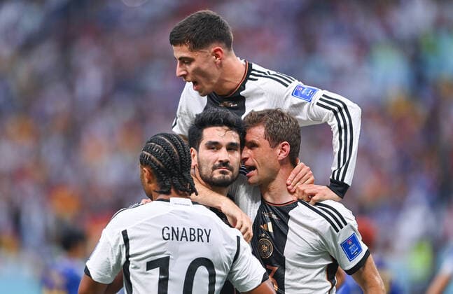 Sport Themen der Woche KW47 Sport Bilder des Tages FUSSBALL WM 2022 VORRUNDE GRUPPE C Deutschland - Japan 23.11.2022 Torjubel nach dem 1:0: Serge Gnabry, Ilkay Guendogan, Kai Havertz und Thomas Mueller (v.l., ,alle Deutschland) *** FOOTBALL World Cup 2022 PRE-ROUND GROUP C Germany Japan 23 11 2022 Goal celebration after 1 0 Serge Gnabry, Ilkay Guendogan, Kai Havertz and Thomas Mueller v l , ,all Germany