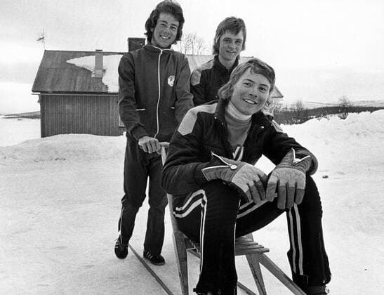 Tärnaby 1974-02-28 Ingemar Stenmark, 17-aringen fran Tärnaby, visade vid World Cup i Voss i Norge pa lördagen att han definitivt tillhör världseliten i storslalom. Bilden visar Ingemar (tv) tillsammans med sina klubbkompisar hemma i Tärnaby, Stig Strand och Thomas Ringbrant (sittande). De här tre utgör världens bästa bylag. DN har besökt trion i hemmamiljön. Tärnaby Sverige x27x *** Tärnaby 1974 02 28 Ingemar Stenmark, 17 years old from Tärnaby, showed at the World Cup in Voss in Norway on Saturday that he definitely belongs to the world elite in giant slalom The picture shows Ingemar TV together with his club mates at home in Tärnaby, Stig Strand and Thomas Ringbrant sitting These three make up the worlds best village team DN has visited the trio in their home environment Tärnaby Sweden x27x  Copyright: xLennartxIsaksson DN TTx ALPINT TÄRNABY