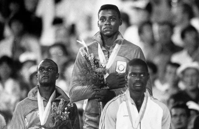 Los Angeles 1984-08-04 Amerikanske sprintern Carl Lewis pa prispallen efter segern pa herrarnas 100 meter i OS i Los Angeles. Sam Graddy, USA, kom tvaa och Ben Johnson, Kanada, trea. Los Angeles USA x15x *** Los Angeles 1984 08 04 American sprinter Carl Lewis on the podium after winning the mens 100 metres at the Los Angeles Olympics Sam Graddy, USA, came second and Ben Johnson, Canada, third Los Angeles USA x15x  Copyright: xLeifxEngberg DN TTx OS LOS ANGELES 1984 LEWIS