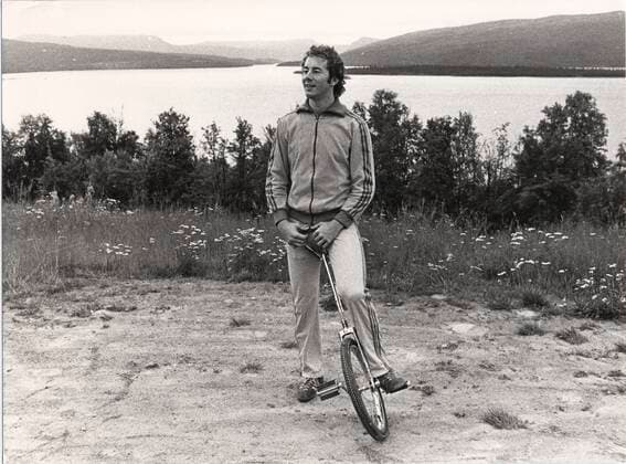 TÄRNABY 1976-08-09 Svenske alpina skidakaren Ingemar Stenmark tränar balansen pa en enhjulig cykel hemma i Tärnaby 9:e augusti 1976. TÄRNABY SVERIGE x11x *** TÄRNABY 1976 08 09 Swedish alpine ski racer Ingemar Stenmark practising his balance on a one-wheeled bike at home in Tärnaby 9th August 1976 TÄRNABY SWEDEN x11x  Copyright: xJanxExCarlssonx INGEMAR STENMARK