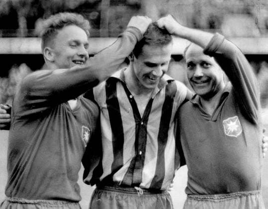 Stockholm 1959-05-31 Agne Simonsson och Gunnar Gren luggar Djurgardens malgörare Tumba Johansson som i sin tur med sina tva mal luggade Örgryte pa segern. Stockholm Sverige x29x Copyright: xRolandxJansson DN TTx SIMONSSON-JOHANSSON-GREN