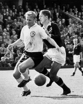 1969 - Fotboll, Orvar Bergmark (tv) Örebro och Lennart Backman AIK SVERIGE FOTBOLL x192x Copyright: xDEXx ORVAR BERGMARK
