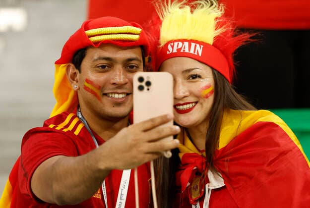 Fans of Spain take a selfie prior the FIFA World Cup, WM, Weltmeisterschaft, Fussball soccer match of the group phase between Spain and Costa Rica at Al Zumama stadium in Doha, Qatar, 23 November 2022. Qatar 2022: Spain vs. Costa Rica !ACHTUNG: NUR REDAKTIONELLE NUTZUNG!  Copyright: xJUANJOxMARTINx GR3028 20221123-9e7d1625fc854ecb39b1e0509c1eb7f689cc6a1d