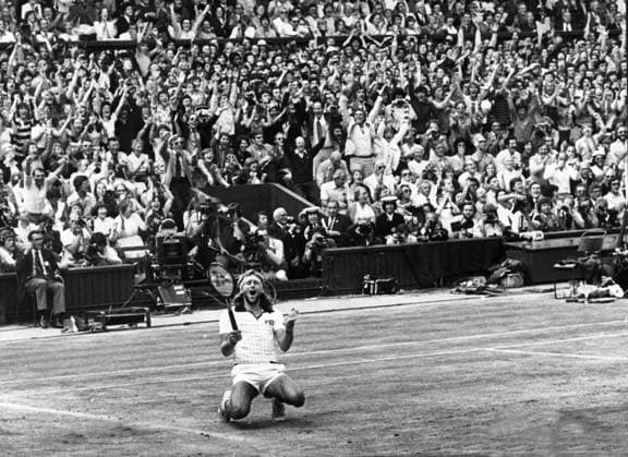 ARKIV JUNI 1980 - Det svenska tennisässet Björn Borg jublar efter att ha vunnit sin femte raka Wimbledonseger I London 1980. I finalen besegrade han den 21-arige amerikanen John McEnroe. LONDON UNITED KINGDOM x51x