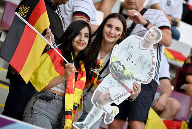 Feature, weibliche Fans mit Torwart Manuel NEUER (GER nicht im Bild) Atrappe und GER Fahne, Deutschland (GER) - Japan (JPN) Gruppenphase Gruppe E am 23.11.2022, Khalifa International Stadium. Fussball Weltmeisterschaft 2022 in Katar vom 20.11. - 18.12.2022 Â *** Feature, female fans with goalkeeper Manuel NEUER GER not in picture dummy and GER flag, Germany GER Japan JPN group stage group E on 23 11 2022, Khalifa International Stadium Football World Cup 2022 in Qatar from 20 11 18 12 2022 Â