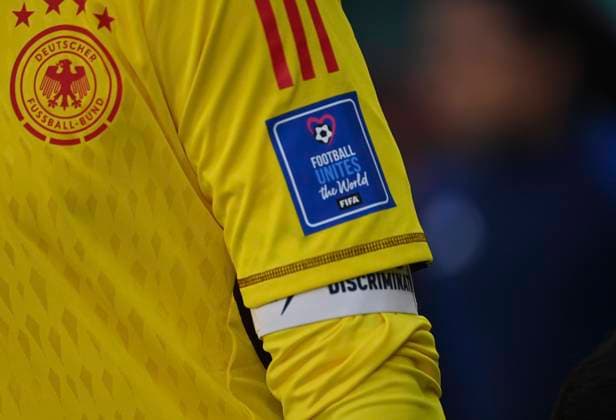 Feature, Kapitaensbinde von Torwart Manuel NEUER (GER), Binde, Deutschland (GER) - Japan (JPN) Gruppenphase Gruppe E am 23.11.2022, Khalifa International Stadium. Fussball Weltmeisterschaft 2022 in Katar vom 20.11. - 18.12.2022 Â
