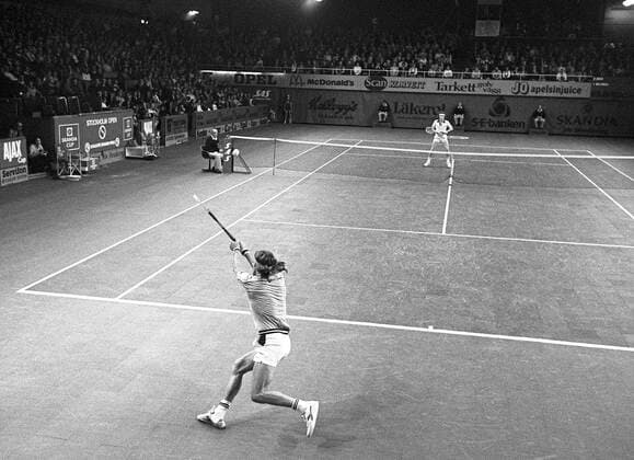 STOCKHOLM 1978-11-12. Björn Borg slar en dubbelfattad backhand i mötet mot John McEnroe, USA, i semifinalen i Stockholm Open. McEnroe vinner med siffrorna 6-3, 6-4 i deras första möte och det är Borgs första förlust mot en yngre motstandare. Stockholm Sverige TENNIS x53x