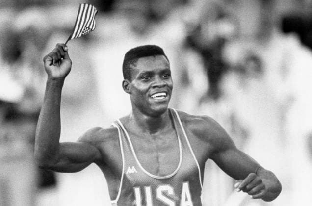 Los Angeles 1984-08-06 Patrioten Carl Lewis flaggar för sitt första guld. Flera lär han plocka hem at sig själv och USA i OS i Los Angeles. Los Angeles USA x15x *** Los Angeles 1984 08 06 Patriot Carl Lewis flies the flag for his first gold Several he will take home for himself and the USA in the Los Angeles Olympics Los Angeles USA x15x  Copyright: xLeifxEngberg DN TTx OS LOS ANGELES 1984 LEWIS