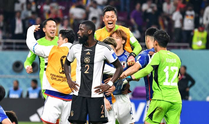 Bilder des Jahres, Sport 11 November Sport Themen der Woche KW47 Sport Bilder des Tages Fussball, Weltmeisterschaft, 2022, Herren, Qatar, Gruppe E, 1. Spieltag, Khalifa International Stadium: Deutschland - Japan 1:2; Schlussjubel Japan, Antonio Rüdiger (GER) enttäuscht dazwischen. Jubel, Freude, Aktion, Enttäuschung, Frust. FIFA REGULATIONS PROHIBIT ANY USE OF PHOTOGRAPHS AS IMAGE SEQUENCES AND OR QUASI-VIDEO *** Football, World Cup, 2022, Men, Qatar, Group E, 1 Matchday, Khalifa International Stadium Germany Japan 1 2 Final Cheer Japan, Antonio Rüdiger GER disappointed in between cheers, joy, action, disappointment, frustration FIFA REGULATES PROHIBIT ANY USE OF PHOTOGRAPHS AS IMAGE SEQUENCES AND OR QUASI VIDEO