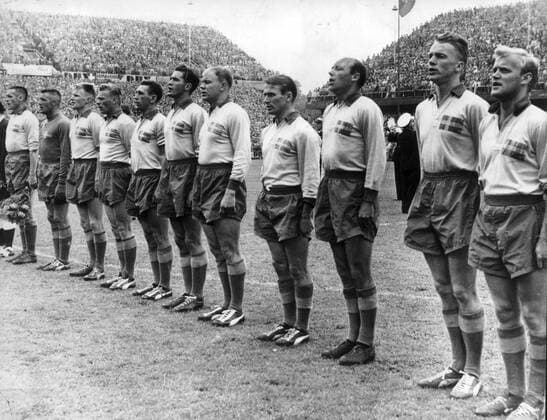 ARKIV 1958 - Svenska fotbollslandslaget - silvermedaljörer vid VM 1958. Fran höger: Lennart Nacka Skoglund, Agne Simonsson, Gunnar Gren, Kurt Hamrin, Sigvard Parling, Bengt Julle Gustavsson, Reino Börjesson, Sven Axbom, Orvar Bergmark, Kalle Svensson och Nils Liedholm. STOCKHOLM SVERIGE FOTBOLL x51x Copyright: xOLLExSEIJBOLDx FOTBOLLS-VM 1958