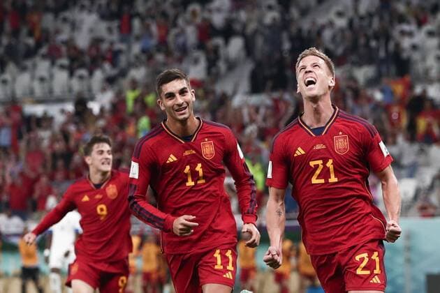 Sport Themen der Woche KW47 Sport Bilder des Tages Mandatory Credit: Photo by Michael Zemanek Shutterstock (13626470t) Dani Olmo of Spain scores celebrates the opening goal. Spain v Costa Rica, FIFA World Cup, WM, Weltmeisterschaft, Fussball 2022, Group E, Football, Al Thumama Stadium, Doha, Qatar - 23 Nov 2022 Editorial Use Only Spain v Costa Rica, FIFA World Cup 2022, Group E, Football, Al Thumama Stadium, Doha, Qatar - 23 Nov 2022 Editorial Use Only  Copyright: xMichaelxZemanek Shutterstockx 13626470t