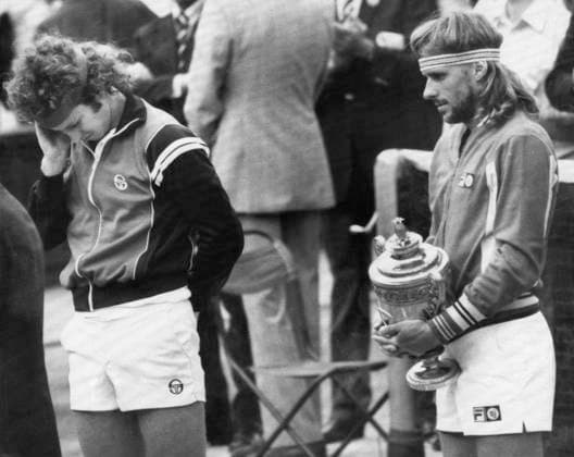 ARKIV LONDON 19800705 Björn Borg (t.h.) har vunnit anrika tennisturneringen Wimbledon för femte gangen i rad. Finalmotsandaren John McEnroe, USA, deppar. LONDON Storbritannien TENNIS x51x Copyright: xOLLExSEIJBOLDx xTTx BORG-MCENROE