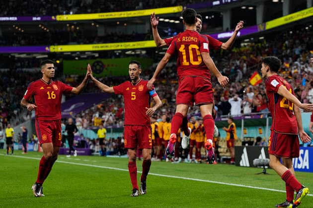 Sport Bilder des Tages Spain v Costa Rica: Group E - FIFA World Cup, WM, Weltmeisterschaft, Fussball Qatar 2022 Marco Asensio Right Winger of Spain and Real Madrid celebrates after scoring his sides first goal during the FIFA World Cup Qatar 2022 Group E match between Spain and Costa Rica at Al Thumama Stadium on November 23, 2022 in Doha, Qatar. Doha Qatar  Copyright: xJosexBretonx originalFilename:breton-spainvco221123_np7Ff.jpg