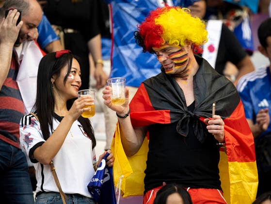 DOHA, QATAR - NOVEMBER 23: A Japan fan and a Germany fan have a drink before the FIFA World Cup, WM, Weltmeisterschaft, Fussball Qatar 2022 Group E match between Germany and Japan at Khalifa International Stadium on November 23, 2022 in Doha, Qatar. (Photo by Sebastian Frej) WCS  Copyright: xSebastianxFrej