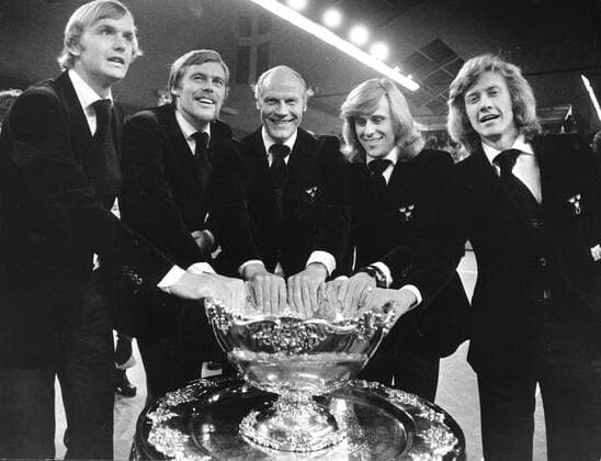 STOCKHOLM 1975-12-21 Svenska Davis Cup-laget med trofÃ n efter segern i finalen mot Tjeckoslovakien. Fr.v. Birger Andersson, Ove Bengtson, Lennart Bergelin (ledare), Björn Borg och Rolf Norberg. STOCKHOLM SVERIGE Tennis x23x